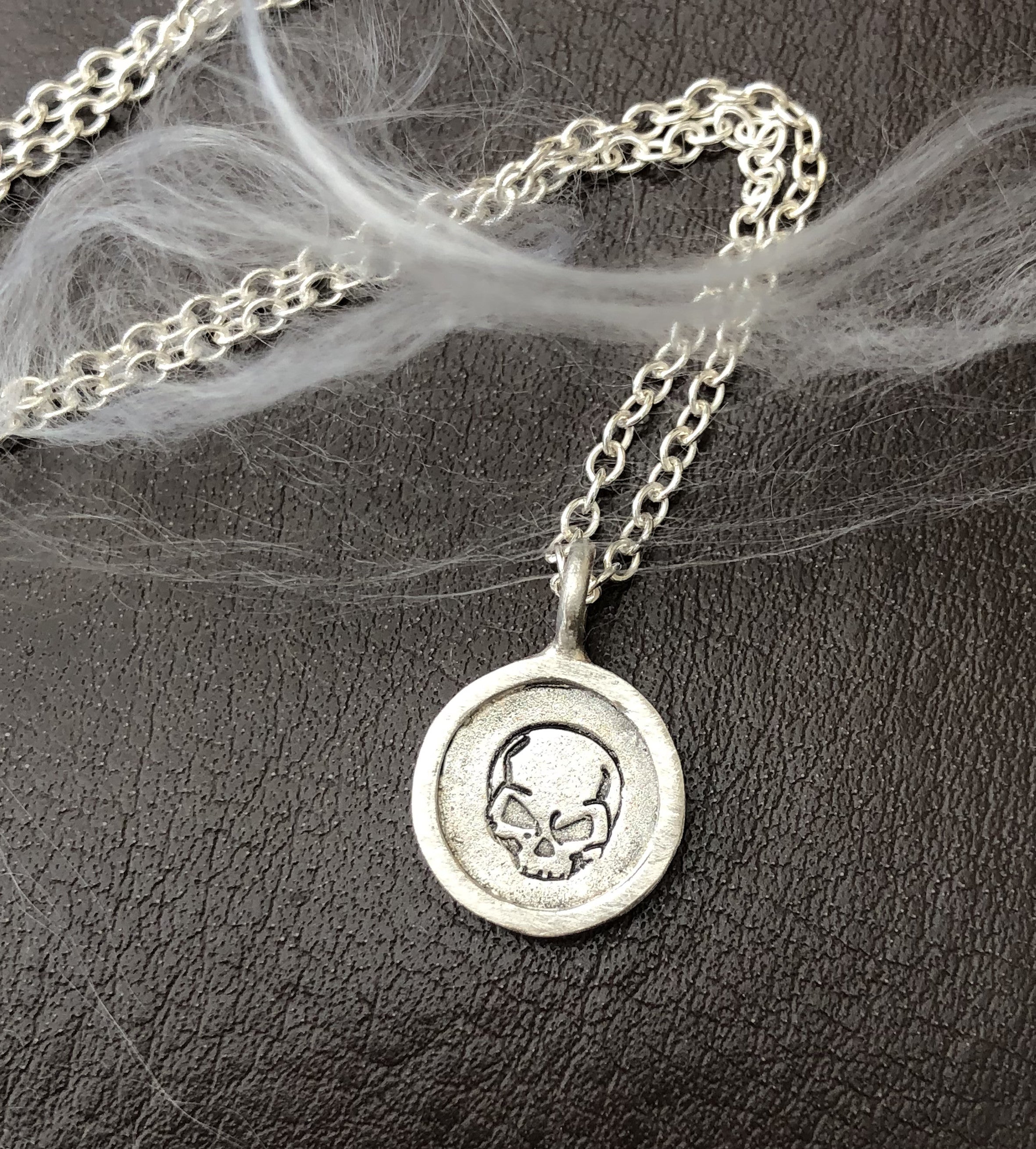 Mini hot sale skull necklace